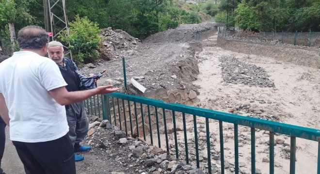 Uzundere'de sel hayatı felç etti