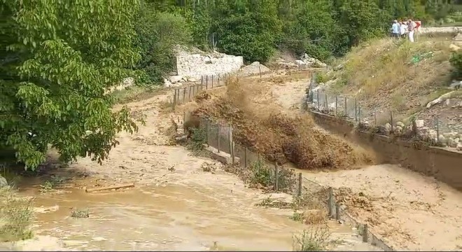 Uzundere'de taşkın