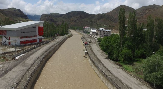 Uzundere'nin taşkın riski önlendi