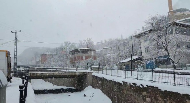 Uzundere'ye ilk kar düştü