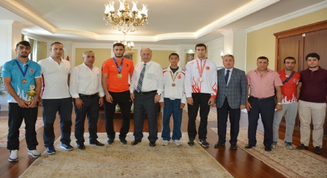 Azizoğlu, başarılı sporcuları ödüllendirdi