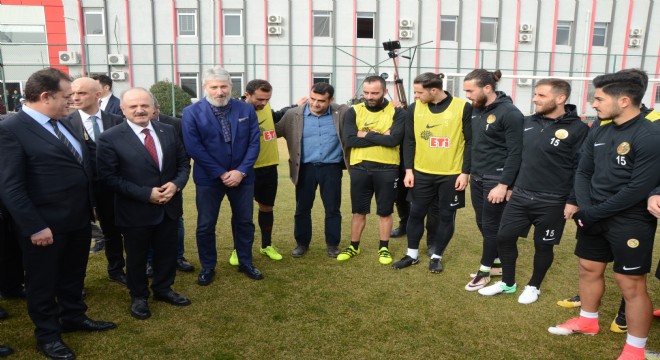 Vali Çakacak'tan Eskişehirspor'a moral ziyareti