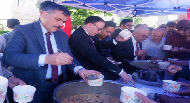 Vali Çiftçi'den Dadaşlara aşure ikramı