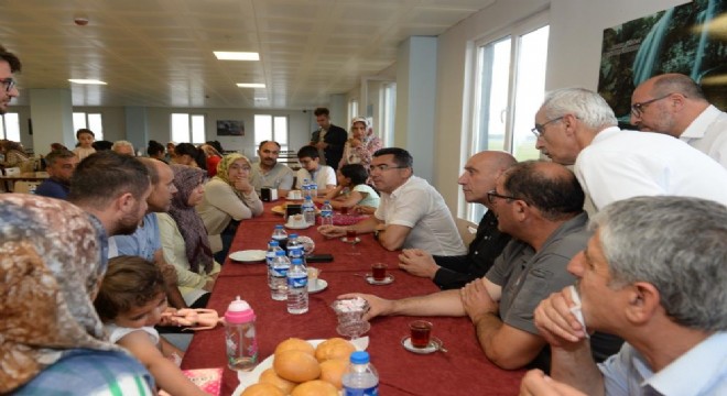 Vali Memiş depremzedelerle buluştu