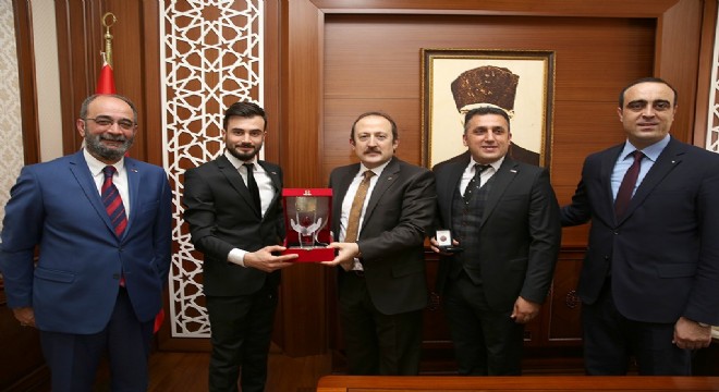 Vali Üzer'e Kızılay brifingi