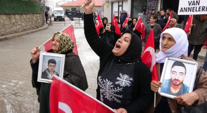 Van annelerinin nöbetine bir aile daha katıldı