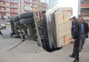 Yol çöktü, faciaya ramak kaldı