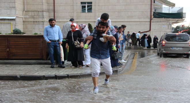 Yağmuru eğlenceye dönüştürdüler