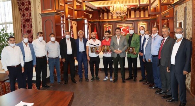 Yaşar Dünya Şampiyonu Sönmez'i ödüllendirdi