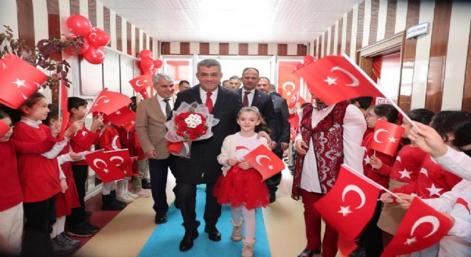 Yeni döneme ay-yıldızlı bayrakla başladılar