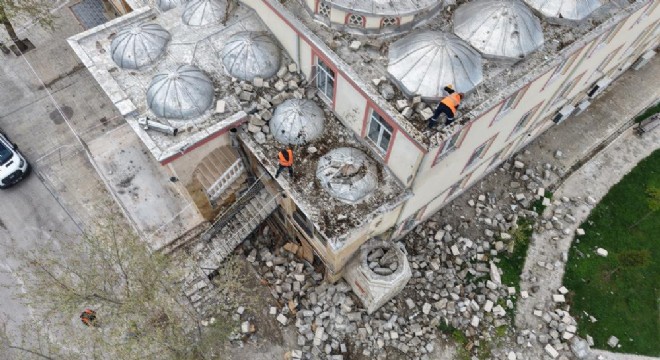 Yıldırım minareyi yıktı