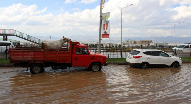 Yoğun yağış hayatı felç etti