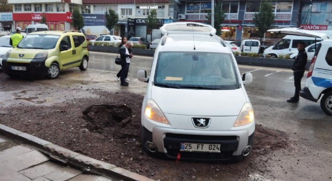 Yol çöktü, park halinde araç toprağa gömüldü