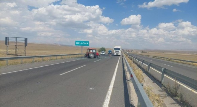 Yolcu otobüsü traktöre çarptı: 2 yaralı
