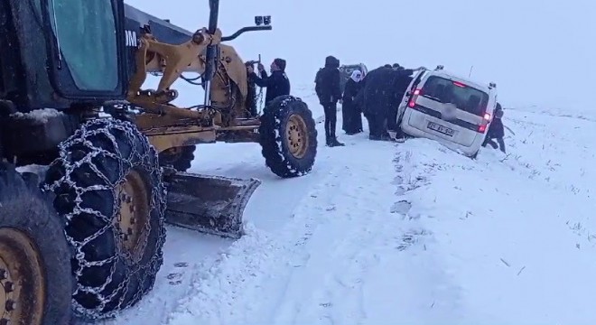 Yolda kalan otomobil iş makinası ile kurtarıldı