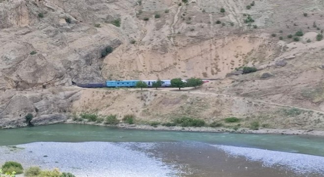 Yük treninin çarptığı işçiler ağır yaralandı