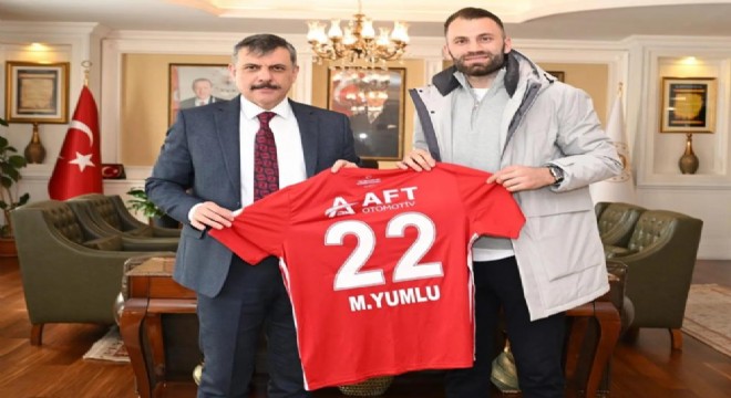 Yumlu'dan Vali Çiftçi'ye forma hediyesi