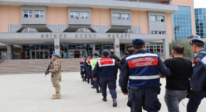 Yurt dışına kaçarken yakalandılar