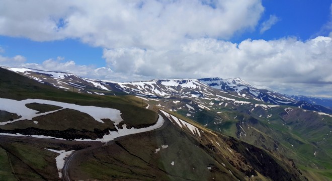 Zirveler beyaz örtüye büründü