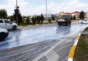 Asfalt bir anda beyaza büründü