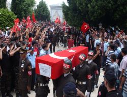 Adana şehitlerine ağladı