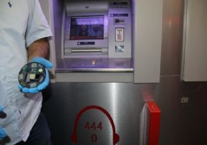 ATM'deki düzeneği polisler fark etti 