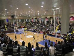 Basketbolseverler salonu doldurdu