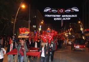 CHP'lilerden Meşaleli Cumhuriyet yürüyüşü