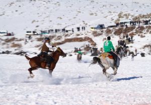 Göl üstünde cirit coşkusu