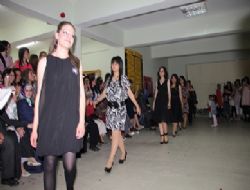 Liselilerden defileli şölen