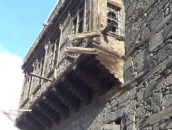 Doğu'da taş, Batı'da ahşap 