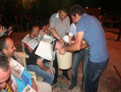 Damadı baltayla traş ettiler