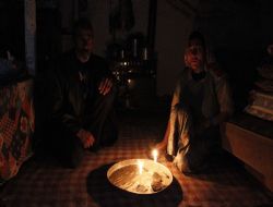 Dinamit patladı, direkler yıkıldı