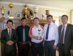 Eskrimciler madalyayla döndü
