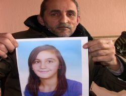 Gözü yaşlı baba kızını arıyor