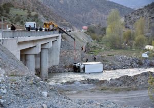 Kamyon Harşit Çayı'na uçtu: 1 yaralı