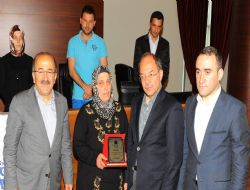 Akdağ Yılın annesine ödül verdi