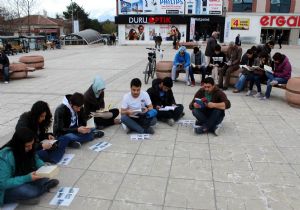 Doğu kitap okudu