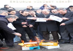 Kamu-Sen üyeleri bordro yaktı