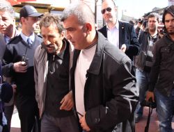 Kendini yakmaya kalktı, polis engelledi 