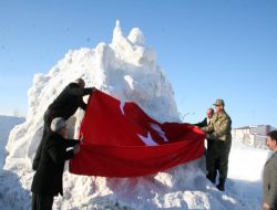 Gönüllerde Buz Tutan Şehit Heykelleri