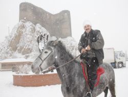 At üstünde kar keyfi