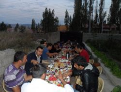 Kur'an Kardeşliği Derneğinden iftar yemeği 