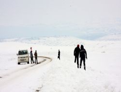 Karayolu kayak severlere mekan oldu