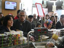 Kuruyemişçilerin yüzü güldü