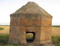 500 yıllık esere defineci darbesi