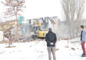 Kavak Mahallesi'nde metruk ev temizliği