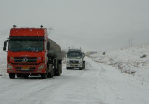 Ulgar Dağı'nda kar ve tipi ulaşımı olumsuz etkiliyor