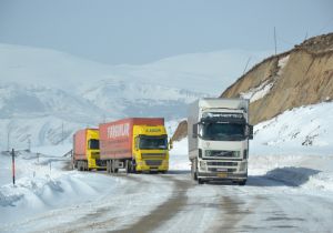 Ilgar dağında TIR'lar yolu kapattı