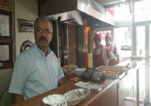 Esnaf öğrencinin yolunu gözlüyor
